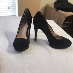 Black Pumps